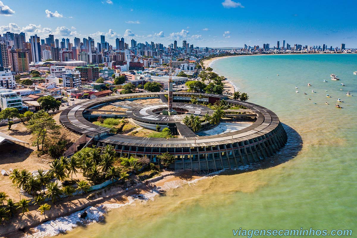 Vista aérea da orla de Tambaú em João Pessoa, com prédios ao fundo e mar de águas claras, ilustrando a busca por qualidade de vida perto da praia na capital paraibana